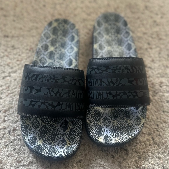 Women’s ADIDAS Slides Size 8 - Picture 2 of 4